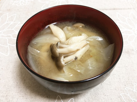 満足感たっぷりの味噌汁(しめじと玉ねぎ)